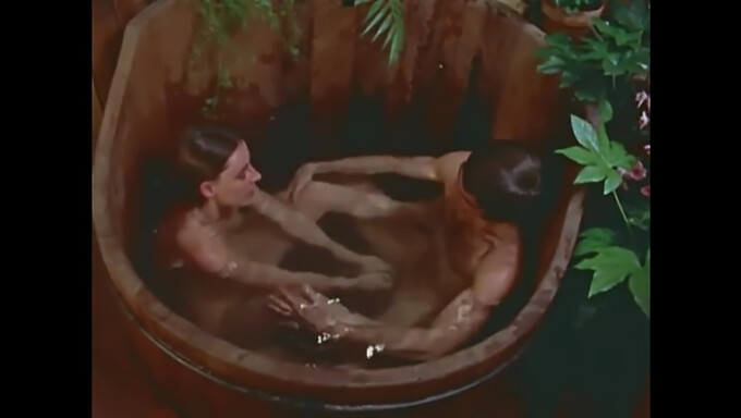 Video Vintage Gadis Berambut Merah Memberikan Kenikmatan Oral Di Bak Mandi Kayu