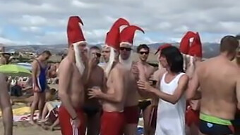 Homens E Mulheres Amadores Celebram O Carnaval Ao Ar Livre. Venha Conferir!