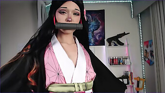 Nezuko, Japonski Cosplay Lik, Uživa V Kremni Torti Po Igri S Tentakelom