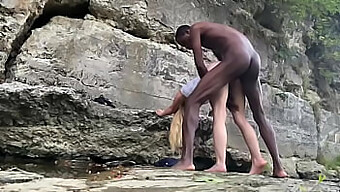 Casal Interracial Desfruta De Sexo Público Em Uma Caminhada Com Bigdaddykj | Teaser