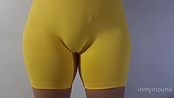 Dar Spandex Içinde Güzel Bacaklarını Ve Samimi Bölgesini Sergileyen Çarpıcı Bir Kadını Görmenin Tadını Çıkarın.