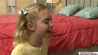 Blonder Teen Gibt Boss Einen Deepthroat Blowjob