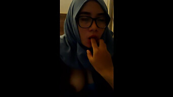 Endonezyalı Hijabi Kız Ev Yapımı Videoda Oral Zevk Veriyor