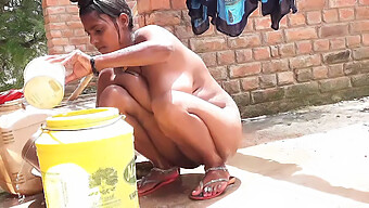 Femme Au Foyer Indienne Nettoie Son Vagin Avec Du Savon En Gros Plan Hd