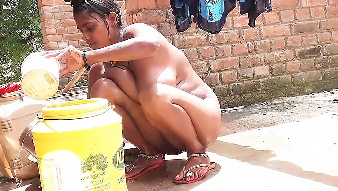 Femme Au Foyer Indienne Nettoie Son Vagin Avec Du Savon En Gros Plan Hd