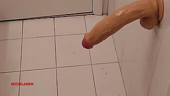 Juego En Solitario En El Baño Con Una Amateur Bien Dotada