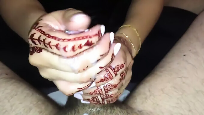 สาวอาหรับฝรั่งเศสชอบให้ Handjob ขนาดใหญ่จนกระทั่งเธอได้รับ Cumshot