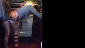 Femme Amateur Se Prend Par Derrière Dans La Cuisine