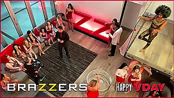 Brazzers Mempersembahkan Sesi Seks Kelompok Liar Dengan Bunny Colby, Keira Croft, Scarlit Scandal, Dan Aubree Valentine