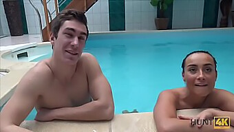 Des Couples Excités S'Amusent Au Bord De La Piscine Et Partagent Une Vidéo Chaude