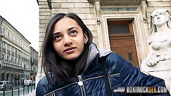 Shrima Malati, Una Splendida Ragazza, Fa Un Pompino Profondo In Pubblico