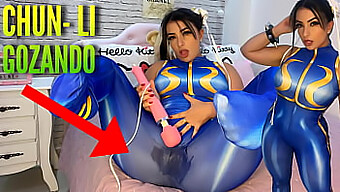 Sexet Cosplay-Pige Som Chun Li Fra Street Fighter Tilfredsstiller Sig Selv Med En Hachi-Vibrator, Hvilket Resulterer I At Fugte Sine Trusser Og Bukser