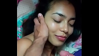 Pasangan Menikmati Sesi Blowjob Yang Panas Sambil Menonton Tv