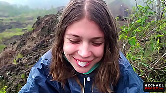 La Piccola Ragazza Russa Fa Un Pompino Rischioso Sopra Un Vulcano Di Bali - Pov