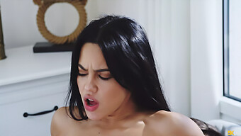 Adegan Squirting Hardcore Dengan Vagina Ketat Apolonia Yang Meletus