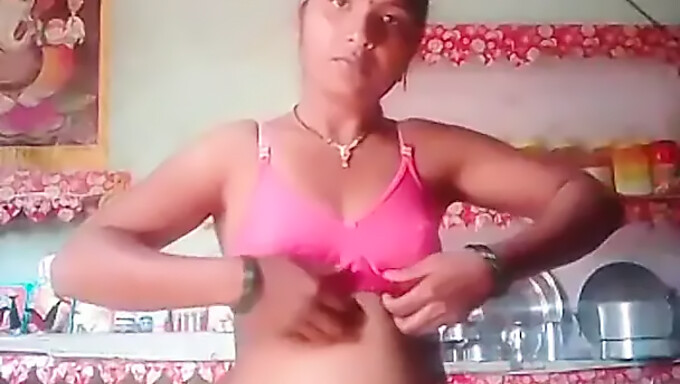 Indian Housewife Captures Her Own Nude Selfie