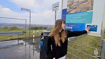 Une Jeune De 18 Ans Se Fait Tailler Une Pipe Dans Un Lieu Public