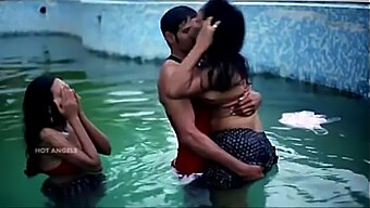 Marido E Amigo Se Divertem Em Um Ménage À Trois Com Sua Esposa Sexy Na Piscina