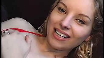 Blondýnka Si Užívá Na Gauči, Než Se K Ní Připojí Svalnatý Partner Pro Intenzivní Intimitu.