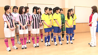 Sexo Amateur Con Un Equipo De Fútbol Japonés Y Hombres Mayores, Incluyendo Sexo Oral, Vaginal Y Anal