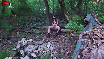 Descubriendo A Una Joven De 18 Años Disfrutando Del Auto-Placer En El Bosque