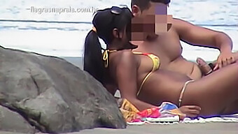 Grabada En Secreto De Sexo Público De Pareja Joven En La Playa