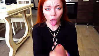 Naturlige Pupper Babe Gir En Deepthroat Blowjob Og Svelger Sæd