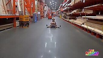 O Femeie Brunetă Face Deepthroat Public Unui Clovn La Home Depot