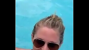 Une Blonde Amateur Fait Une Fellation Publique Dans La Piscine, Capturée Sur Un Mobile