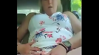 Sexy Rubia Milf Eyacula En Un Coche Público