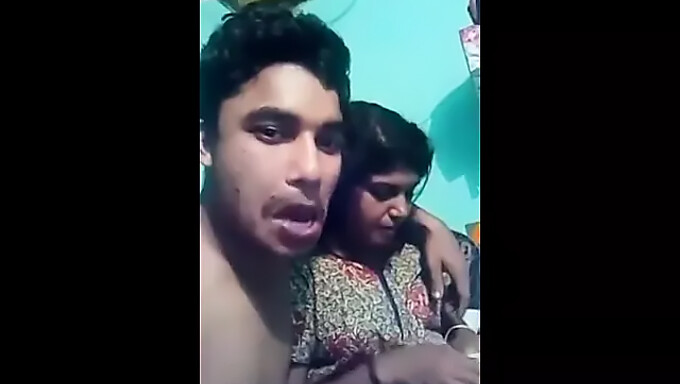 Une Belle Indienne Mature Se Laisse Aller À Une Allaitement Sensuel Avec Son Beau-Fils