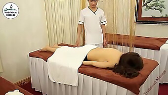 Asiatische Lesben Genießen Eine Body Massage