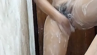 Vidéo Pov De Sa Petite Amie Exposant Son Corps Nu Dans La Salle De Bain