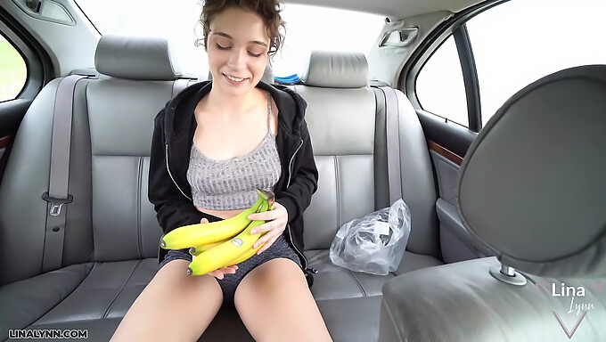 La Séance De Masturbation De Lina Lynn Avec Une Banane