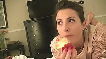 A Sexy Esposa Helena Se Entrega A Brincadeiras Kinky Com Comida E Se Estica Neste Vídeo Erótico