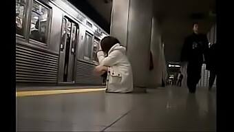 Een Japans Meisje Voelt Zich Op In Een Trein Zonder Ondergoed Door Een Onbekende Passagier.