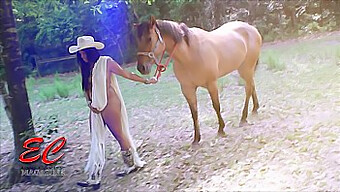 Topless Candy Cabalga A Un Toro En Video Hd