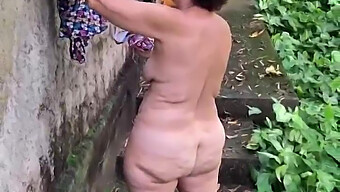 Femme Aux Pieds Nus Dans La Jungle