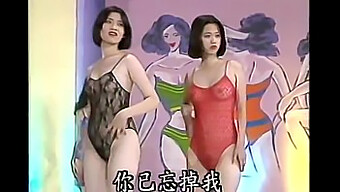 Ragazza Taiwanese Mostra La Sua Collezione Di Lingerie In Una Mostra Permanente