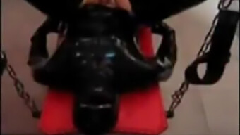 Masturbarea Și Dominarea Unui Sclav Cu Strapon Îmbrăcat În Latex Pe Webcam