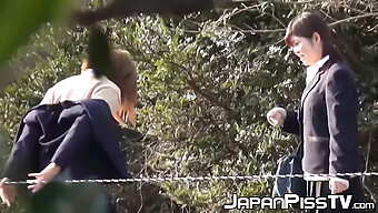 Les Écolières Japonaises Se Livrent À Un Comportement Coquin De Pipi En Plein Air Tout En Se Tenant L'Une L'Autre