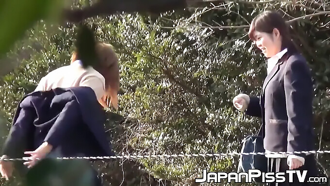 Japonske Šolarke Se Prepuščajo Nagajivemu Uriniranju Na Prostem, Medtem Ko Se Držijo