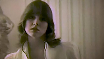 Vintage Amerikansk Skönhet Visar Upp Sina Rörelser I En 80-Tals Striptease-Dansvideo