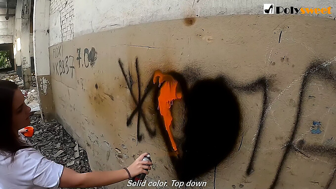 Amatör Genç Kız Yüzüne Sikişiyor Ve Grafiti Ile Boyanıyor