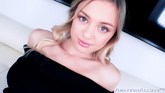 Amber Moore, Une Charmante Blonde, Savoure Satisfaire Son Partenaire Avec Ses Talents Oraux Habiles.