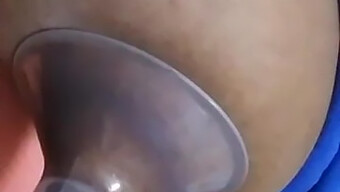 ¡mira Este Video De Youtube De Una Mujer Negra Con Tetas Grandes Naturales Sacando Leche Materna!