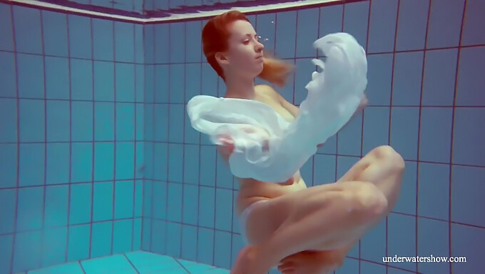 La Nue Melisa Darkova Nage Avec De Gros Seins Naturels