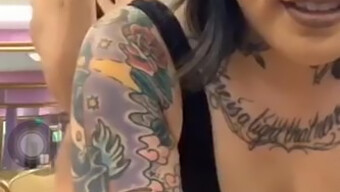 Mulher Asiática Tatuada Faz Twerk No Periscope Para Um Vídeo Caseiro