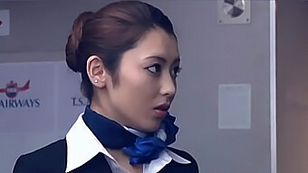 พนักงานบินเซ็กซี่ Ayu Sakurai ในการกระทํา