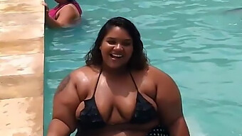 De Belles Grosses Femmes Voluptueuses Montrent Leurs Courbes Massives Dans Une Piscine